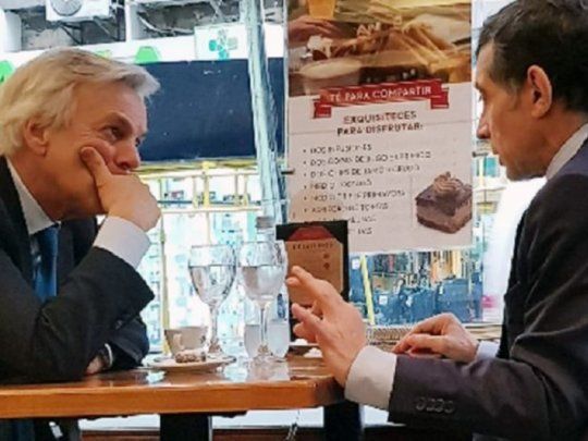 En 2018, la cámara de un celular captó el encuentro de Martín Irurzun y Pepín Rodríguez Simón, quienes compartieron un café en el bar Biblos, ubicado en Santa Fe y Libertad.