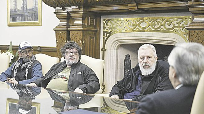 Encuentro. Alberto Fernández se solidarizó con los  dirigentes sociales por allanamientos a sedes.