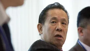 Con gran ambición, se convirtió en una de las figuras empresariales más influyentes de su país. Con gran ambición, se convirtió en una de las figuras empresariales más influyentes de su país.