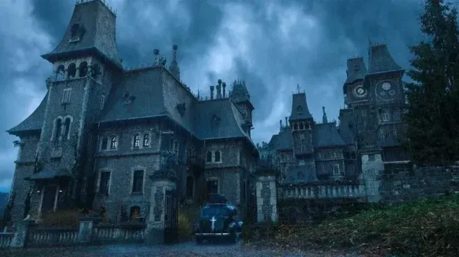 El gran castillo de la serie Merlina y su historia.