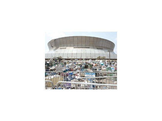 Montañas de basura se apilan en las inmediaciones del Superdome que sirvió como campode refiguados los primeros días. Ahora está evacuado por completo.