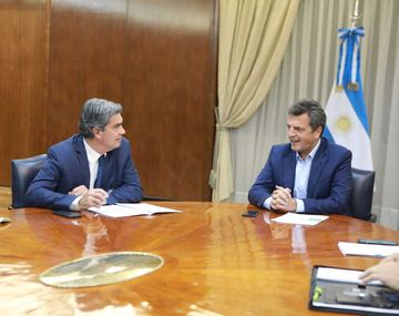 El megaministro Sergio Massa, durante su encuentro hoy con el gobernador Jorge Capitanich, del que participó la secretaria de Energía, Flavia Royón. 