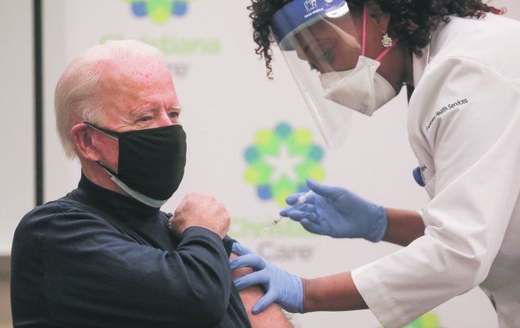 El presidente electo Joe Biden es una de las personas que ya recibieron una dosis de la vacuna.&nbsp;