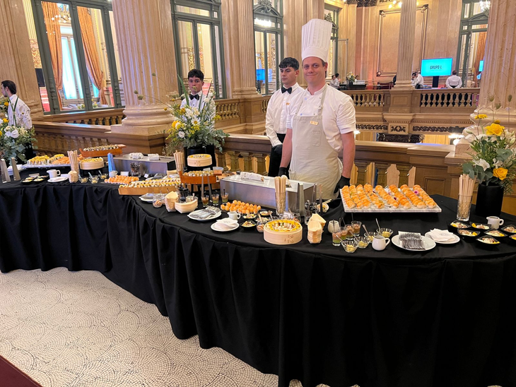 The catering service for the gala at the Teatro Colón was provided by BLUE Catering, a member of the group. The catering service for the gala at the Teatro Colón was provided by BLUE Catering, a member of the group.