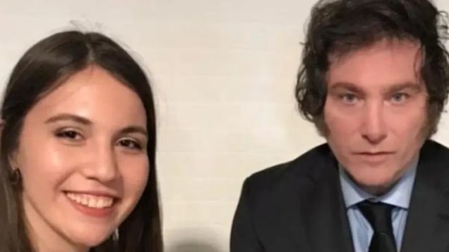 Mila Zurbriggen, militante de La Libertad Avanza, con Javier Milei. 