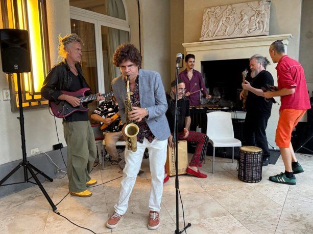 Hubo música en el brindis de fin de año organizado por la Unión Europea en Argentina. Hubo música en el brindis de fin de año organizado por la Unión Europea en Argentina.