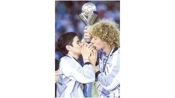 ámbito.com | Javier Saviola y Fabricio Coloccini besan la copa.