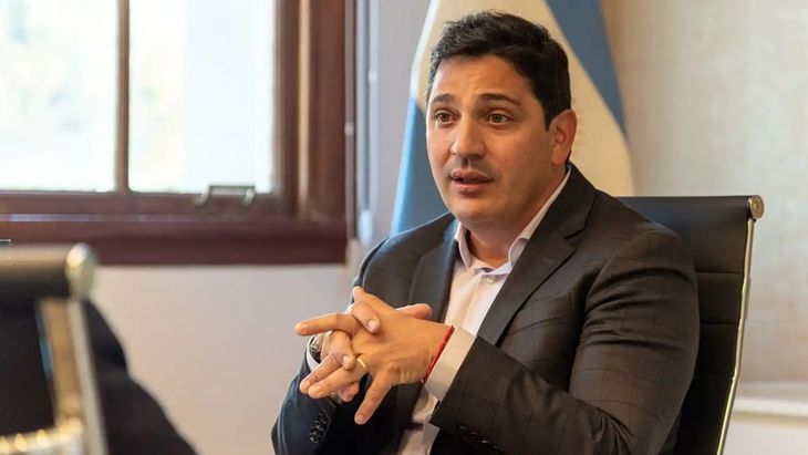 El ministro aseguró que “es imposible que las empresas puedan, con efectivo, como le exige hoy YPF o como le exige otras petroleras, ir a pagar el combustible que necesitan”. El ministro aseguró que “es imposible que las empresas puedan, con efectivo, como le exige hoy YPF o como le exige otras petroleras, ir a pagar el combustible que necesitan”.