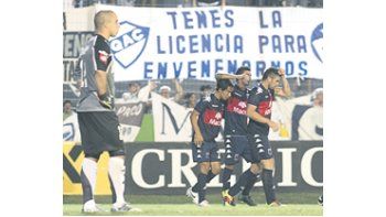 Todos abrazan al goleador. Stracqualursi convirtió el empate y le marcó el triunfo a un Tigre que se escapa de la Promoción y se instala cerca de la punta.