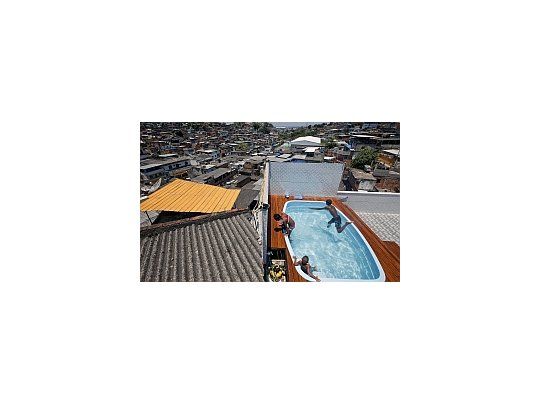 La lujosa residencia es utilizada como fortín por los jefes del tráfico de drogas y armas.