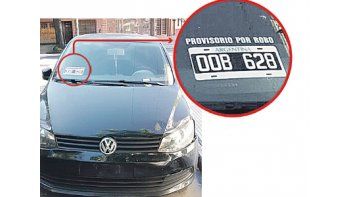 Se ven cada vez más autos sin patentes. Algunos propietarios de vehículos colocan una provisoria y aclaran que fue por robo, como se observa en la foto de la izquierda, tomada en Parque Chacabuco.