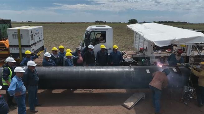 El momento de la primera soldadura del gasoducto Néstor Kirchner en la localidad bonaerense de Salliqueló.&nbsp;