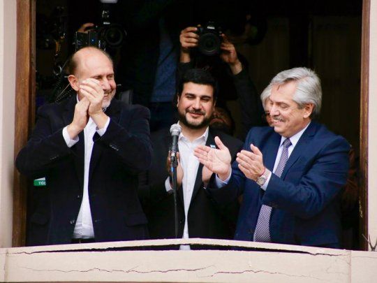 Alberto Fernandez con Omar Perotti&nbsp; en el Teatro ATE Casa España de la ciudad de Santa Fe.