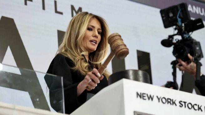Melania propone un retrato personal con foco en su trayectoria, su experiencia en su paso por la Casa Blanca y aspectos de su vida pública y privada.