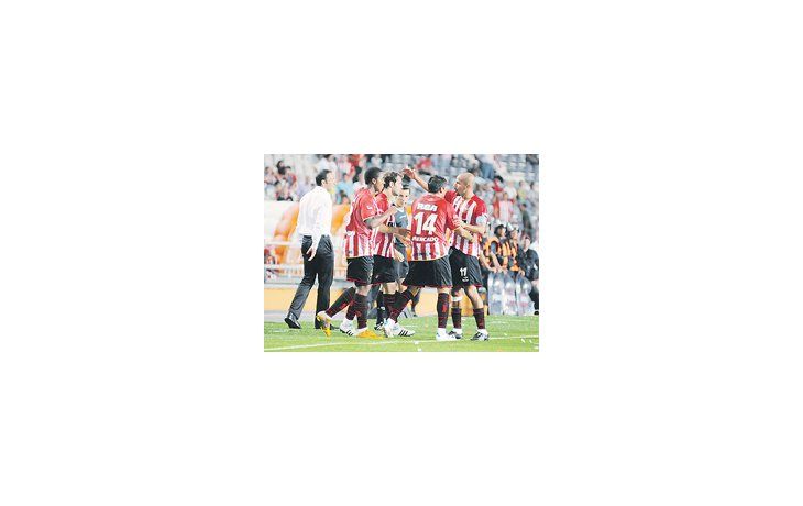 El abrazo a Boselli, quien abrió el marcador para Estudiantes. Entre quienes lo abrazaron se encuentra Verón, tributado con una victoria por sus compañeros.