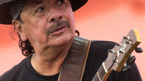 Conoce cuánto aumentó su fortuna Carlos Santana.