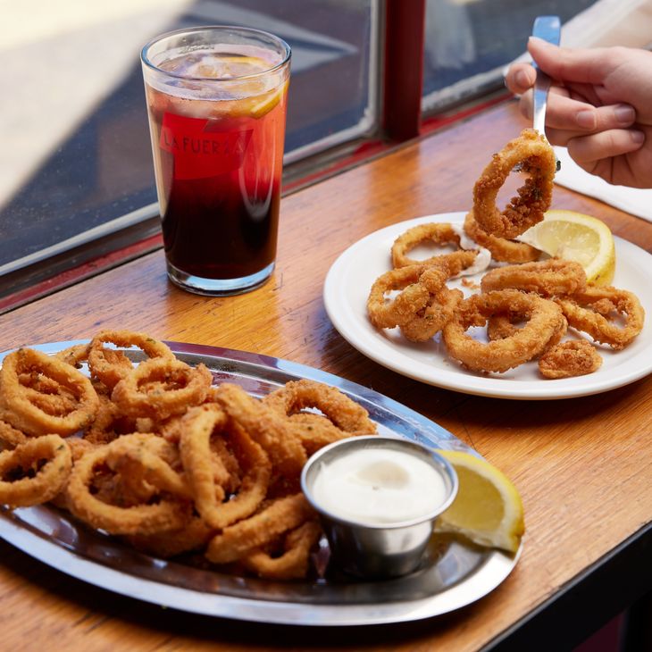 Entre los hits indiscutidos aparecen las rabas, tiernas y crocantes. Entre los hits indiscutidos aparecen las rabas, tiernas y crocantes.