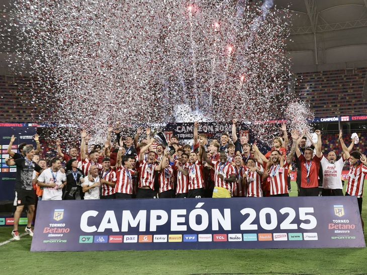 Estudiantes celebró el título del Torneo Clausura tras vencer a Racing en Santiago del Estero. Estudiantes celebró el título del Torneo Clausura tras vencer a Racing en Santiago del Estero.