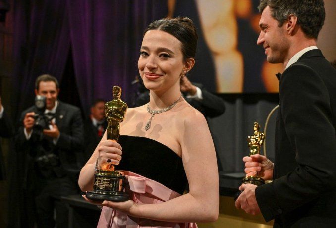 La noche se cerró con Anora consagrándose como la gran ganadora, llevándose el premio a Mejor Película y dejando una huella imborrable en esta edición histórica de los Premios Oscar.