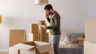 Inquilino revisa documentación en plena mudanza, una escena cada vez más frecuente ante la presión de los costos y posibles cambios en la normativa. Inquilino revisa documentación en plena mudanza, una escena cada vez más frecuente ante la presión de los costos y posibles cambios en la normativa.