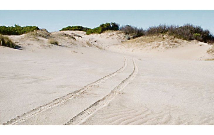 Una camioneta volcó en los médanos de Villa Gesell. Una camioneta volcó en los médanos de Villa Gesell.