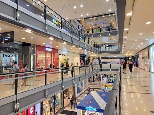 En distintas provincias, cámaras empresarias y gobiernos impulsaron horarios especiales y beneficios financieros durante días previos a celebraciones de fin de año. En distintas provincias, cámaras empresarias y gobiernos impulsaron horarios especiales y beneficios financieros durante días previos a celebraciones de fin de año.