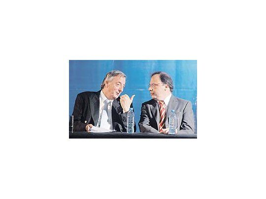 Néstor Kirchner, ayer, durante el acto en Almirante Brown, junto al intendente Darío Giustozzi.