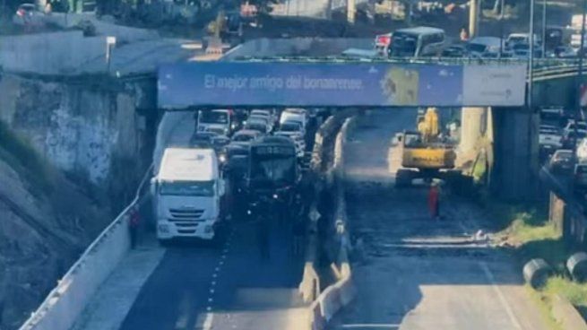 Un choque entre un auto y una moto dejó un muerto este viernes en la Autopista Dellepiane.