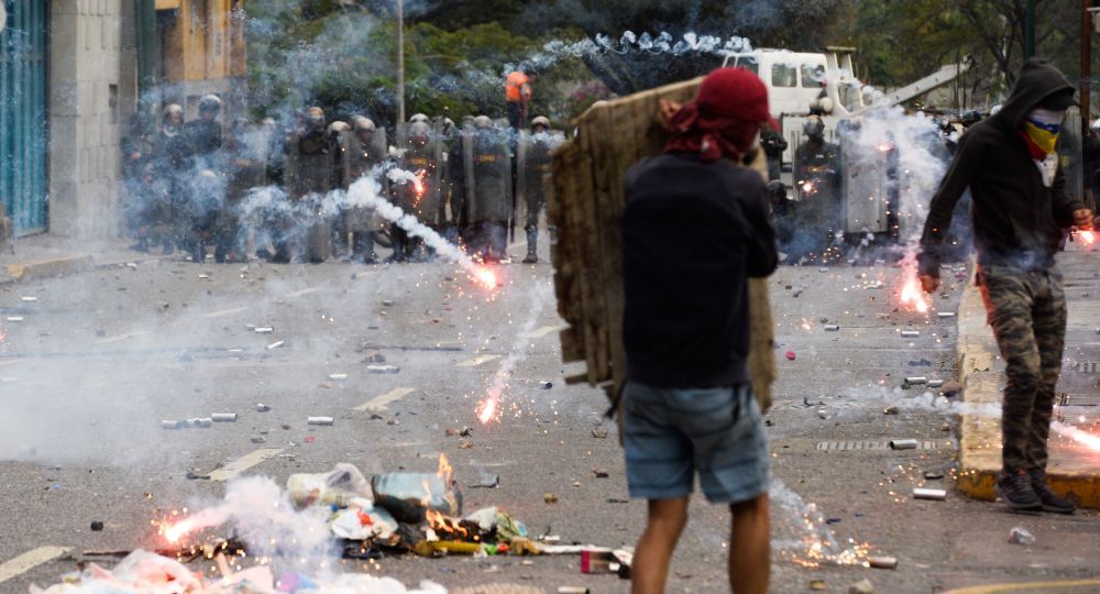 Policía arremetió contra nueva marcha opositora en Venezuela y dejó 57 heridos (foto 1)
