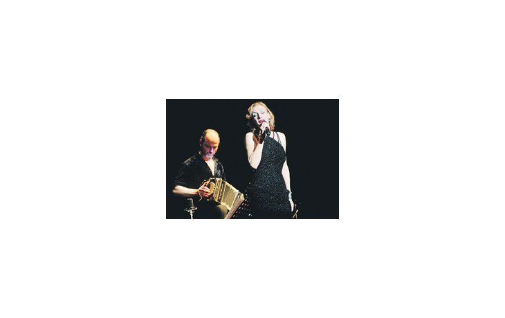 En «El último tango en Berlín», Ute Lemper juega teatralmente con su seducción, e interpreta una larga lista de canciones, que alcanzan su mayor vuelo en las piezas alemanas.