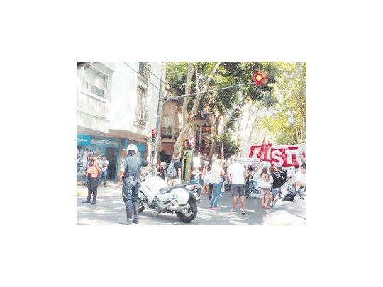 Ayer, frente a la casa de la ministra de Seguridad, Patricia Bullrich, manifestantes de izquierda se expresaban en contra del protocolo antipiquetes.