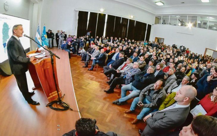 Recurso. Ante legisladores e intendentes pidió acompañamiento para hacer frente al desborde social producto del escalonamiento en el pago de los salarios públicos.