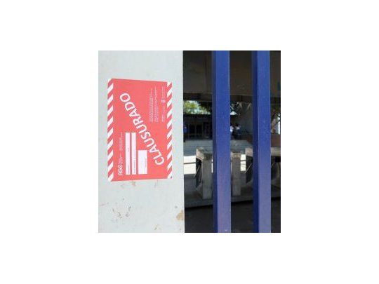 Facundo Mamone, inspector del Gobierno de la Ciudad, le puso faja de clausura a cada uno de los accesos del Nuevo Gasómetro y allí la AFA acató la orden y decidió suspenderlo de manera oficial.
