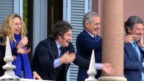 Javier Milei se sumó al viral “six seven” desde el balcón de la Casa Rosada junto a integrantes de su Gabinete. La escena se produjo antes de la reunión de ministros, en una jornada marcada por la victoria de Lula da Silva en Brasil.