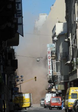 Derrumbe: apuntalan el edificio y analizan cómo indemnizar a víctimas (foto 1)
