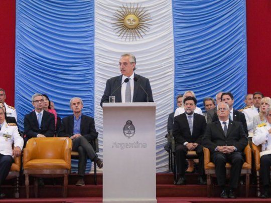 ALBERTO FERNANDEZ FFAA.jpg