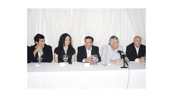 Juan Manuel Urtubey; Teresita Luna, vicegobernadora de La Rioja; Luis Beder Herrera; José Luis Gioja y Juan José Ciácera, durante el anuncio del acuerdo para promocionar los vinos regionales.