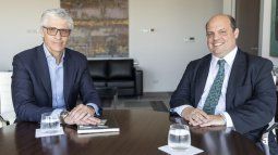 Pablo Ceriani, nuevo presidente de Aerolineas Argentinas, junto al titular saliente Luis Malvido.
