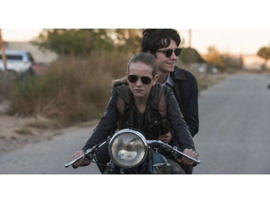 Atmósfera peligrosa. Asa Butterfield y Britt Robertson en “El espacio entre nostros”, de Peter Chelsom.