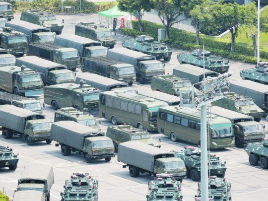 muestra de fuerza. Centenares de camiones, vehículos blindados y soldados se desplegaron en Shenzhen.