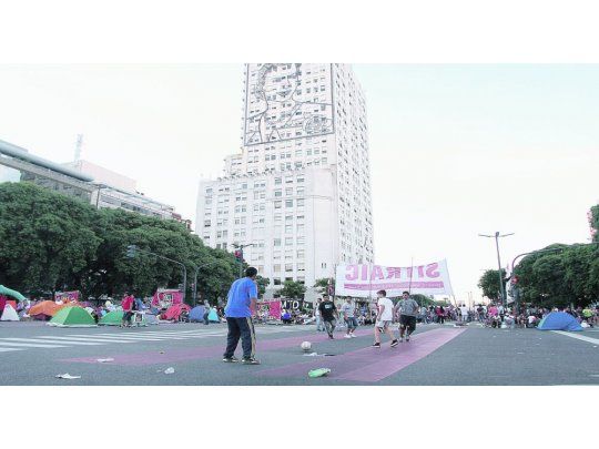 pROTESTA. Los manifestantes cortaron ayer la Av. 9 de Julio y generaron un importante caos vehicular.