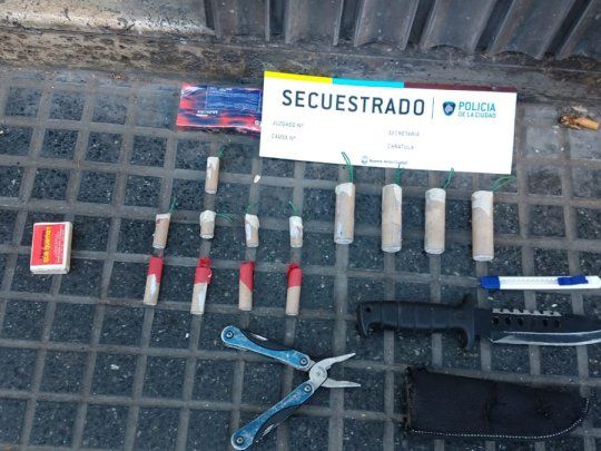 El hombre tenía en su poder un cuchillo de combate, un cutter, una navaja multiuso y varios petardos.&nbsp;