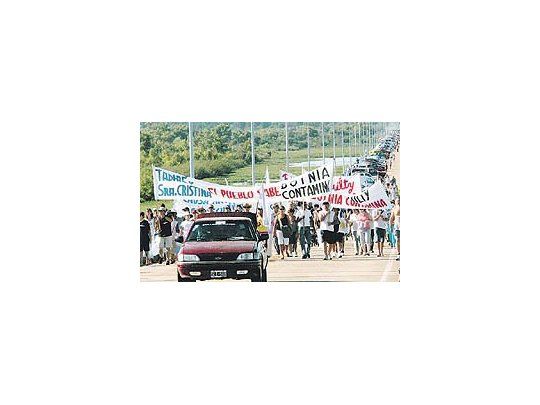 Los ambientalistas realizaron una protesta a pie y otra náutica contra la aparición de la mancha sobre el río Uruguay. Se sumaron vecinos de Colón y Concordia.
