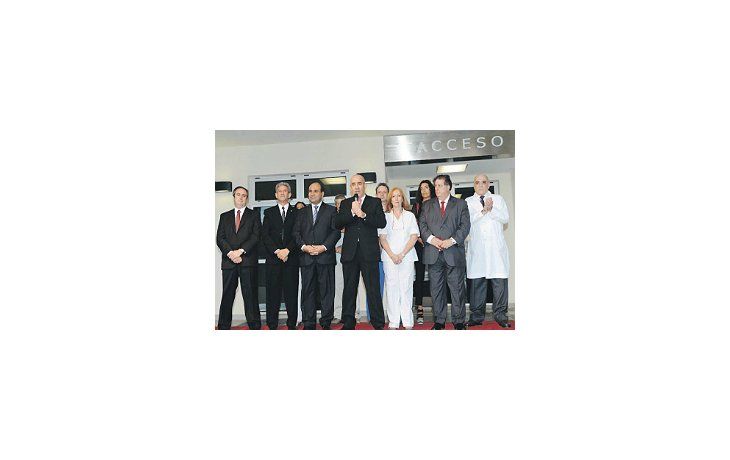 José Enrique Echeverría, el día que inauguró la nueva guardia del hospital municipal acompañadopor los ministros de Salud de la Nación, Juan Manzur y de la provincia, Alejandro Collia.