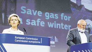 ANUNCIO. La titular de la Comisión Europea, Ursula von der Leyen, junto a su número dos, Frans Timmermans. El organismo propone “ahorrar gas para un invierno seguro”.