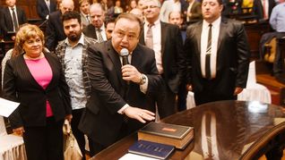 Un pastor y senador mendocino pide prohibir El Reino e insta a sus fieles a abandonar Netflix