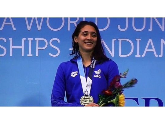 Delfina logró tres medallas en el Mundial Juvenil de Natación.