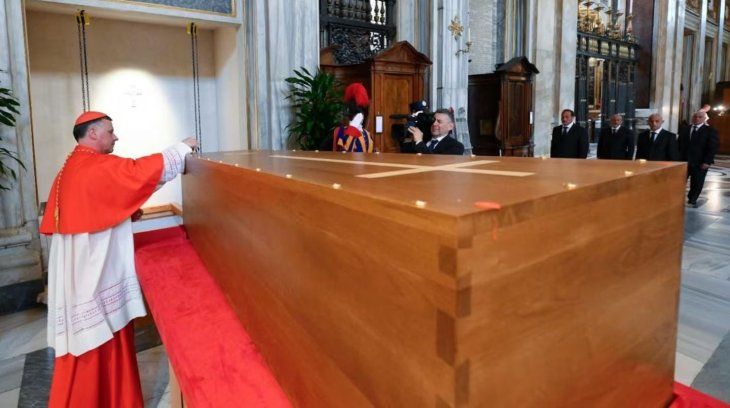 El entierro del papa Francisco ante cardenales y familiares. El entierro del papa Francisco ante cardenales y familiares.