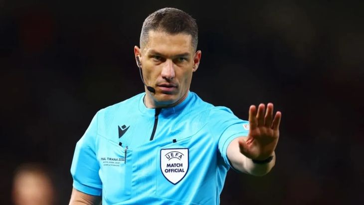 El juez europeo fue distinguido recientemente por la FIFA al conducir el encuentro número 1.000 de la historia de las Copas del Mundo y ahora tendrá a su cargo el cruce entre Argentina y Jordania. El juez europeo fue distinguido recientemente por la FIFA al conducir el encuentro número 1.000 de la historia de las Copas del Mundo y ahora tendrá a su cargo el cruce entre Argentina y Jordania.