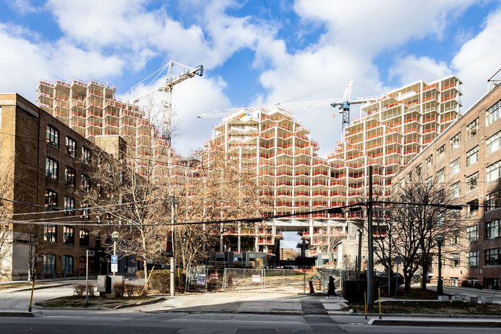 Obras en ejecución del complejo King Toronto Residences. El proyecto avanza sobre un predio céntrico de la ciudad y combina nuevas torres con la preservación de edificios patrimoniales existentes Obras en ejecución del complejo King Toronto Residences. El proyecto avanza sobre un predio céntrico de la ciudad y combina nuevas torres con la preservación de edificios patrimoniales existentes